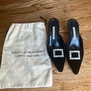 Stunning Manila Blahnik velvet buckle kitten heals!